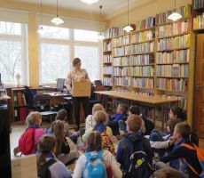 Dzieci z Polnej koło Grybowa na zajęciach w bibliotece