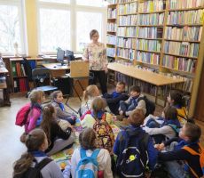 Dzieci z Polnej koło Grybowa na zajęciach w bibliotece