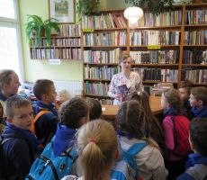 Dzieci z Polnej koło Grybowa na zajęciach w bibliotece
