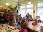 Dzieci z Polnej koło Grybowa na zajęciach w bibliotece