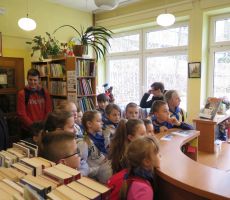 Dzieci z Polnej koło Grybowa na zajęciach w bibliotece
