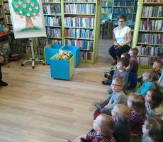 Przedszkolaki z wizytą w bibliotece na Czarnym Potoku