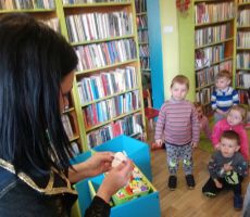 Przedszkolaki z wizytą w bibliotece na Czarnym Potoku