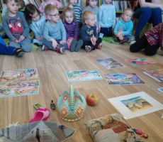 Przedszkolaki z wizytą w bibliotece na Czarnym Potoku