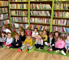 PRZEDSZKOLAKI W BIBLIOTECE NA CZARNYM POTOKU
