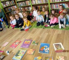 PRZEDSZKOLAKI W BIBLIOTECE NA CZARNYM POTOKU