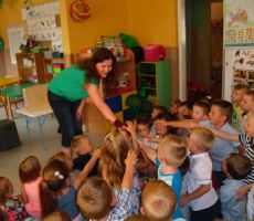 przedszkolaki z Berestu witają się ze skarpetkową bohaterką dzisiejszej opowieści