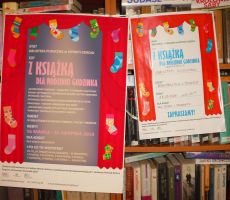 plakaty zapraszające dzieci do uczestnictwa w skarpetkowych warsztatach kamishibai w Bibliotece w Bereście