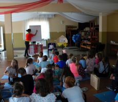 uczestnicy warsztatów z uwagą słuchają prezentacji przygotowanej przez profesjonalną aktorkę