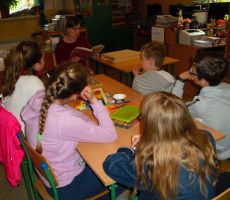dzieci z uwagą słuchają opowieści o skarpetce, czytanej przez panią prowadzącą dzisiejsze warsztaty