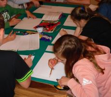 uczestnicy warsztatów rozpoczynają pracę nad swoimi stronami skarpetkowej historii kamishibai