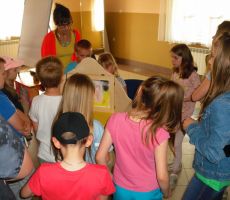 uczestnicy warsztatów próbują swoich sił w prezentowaniu opowieści za pomocą teatrzyku kamishibai