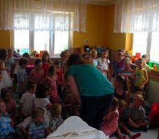 dzieci obserwują naszą skarpetkową bohaterkę, która ukryła się pośród nich