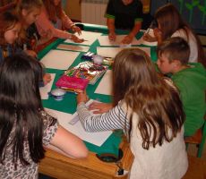 dzieci pracują nad ilustracjami do naszej skarpetkowej opowieści kamishibai