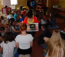 pani Karolina prezentuje dzieciom karty do teatrzyku kamishibai