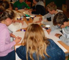 uczestnicy warsztatów z zaangażowaniem tworzą ilustrację do naszego teatrzyku