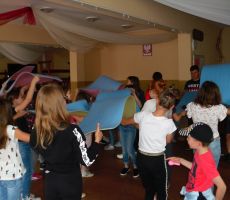 uczestnicy warsztatów wykonują ćwiczenia teatralne przygotowane przez prowadzących