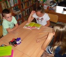 dziewczynka czyta pozostałym dzieciom dalszy ciąg dzisiejszej historii