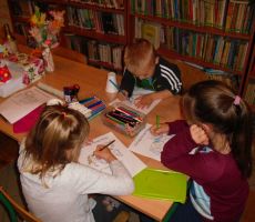 dzieci przystępują do kolorowania karuzelowych koników