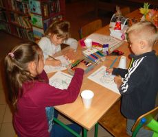 dzieci kolorują koniki według własnego pomysłu