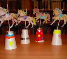 gotowe prace dzieci przedstawiające karuzelę z konikami