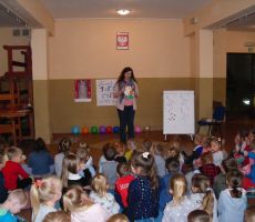 przedszkolaki z uwagą słuchają skarpetkowych opowieści