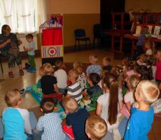 przedszkolaki z Berestu z uwagą słuchają opowieści o bajkowych bohaterach książek pani Justyny Bednarek