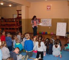 przedszkolaki słuchają opowieści o skarpetkach i zastanawiają się nad tym jak powinny wyglądać bohaterki ich wymarzonej opowieści