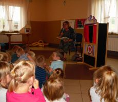 autorka opowieści dla dzieci - Justyna Bednarek - czyta przedszkolakom jedną ze swoich historii