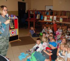 przedszkolaki z Berestu z uwagą słuchają opowieści pani Justyny Bednarek