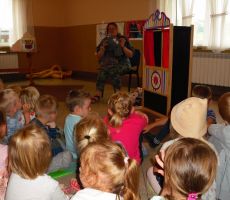 dzieci z uwagą słuchają opowieści pani Justyny Bednarek o skarpetkowych bohaterkach napisanej przez nią serii książek dla dzieci