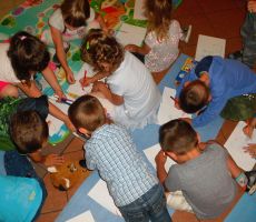 przedszkolaki z Berestu z zaangażowaniem malują swoich skarpetkowych bohaterów