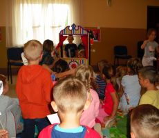 skarpetkowe postacie stworzone przez dzieci przedstawiają się wszystkim w bajkowym teatrzyku