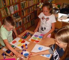 dzieci malują różnymi kolorami ulubione smaki lodów