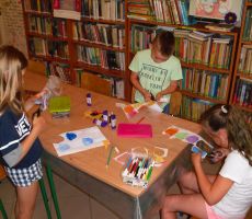 dzieci wycinają namalowane wcześniej elementy dzisiejszej pracy