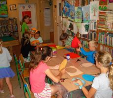 dzieci wycinają jaja dinozaurów z kolorowych papierów