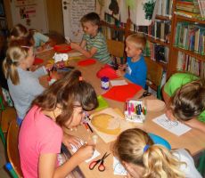 uczestnicy zajęć kolorują wybrane przez siebie dinozaury