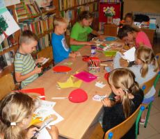 dzieci wycinają i sklejają ze sobą poszczególne elementy dzisiejszej pracy