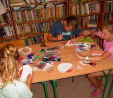 dzieci na papierowych talerzykach malują tło dla naszej dzisiejszej pracy