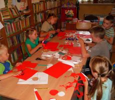 dzieci wycinają elementy swoich róż z kolorowego papieru