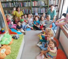 Przedszkolaki z „Piątki” z wizytą w bibliotece na Źródlanej