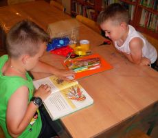 uczestnicy zajęć czytają i słuchają dzisiejszej skarpetkowej opowieści