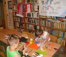 dzieci rozpoczynają pracę nad swoimi skarpetkowymi pacynkami