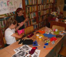 dzieci przygotowują kolejne elementy do swoich skarpetkowych kukiełek