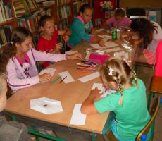 dzieci malują źrenice oka na przygotowanych przez siebie, odpowiednio złożonych kartkach