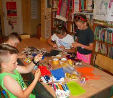 uczestnicy zajęć w skupieniu pracują nad swoimi skarpetkowymi pacynkami