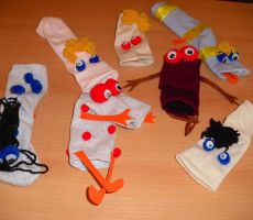 gotowe prace dzieci przedstawiające piękne skarpetkowe pacynki