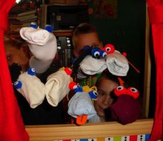 gotowe skarpetkowe pacynki wykonane i zaprezentowane przez dzieci