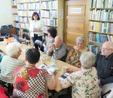 Uczestnicy cyklicznych spotkań „Pogaduchy o Krynicy” rozmawiają ze sobą wymieniając się wspomnieniami o naszym Uzdrowisku