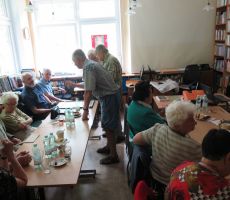 Pan Leszek Walczyk opowiada zebranym o zbudowanych przez siebie makietach przedwojennych krynickich domów